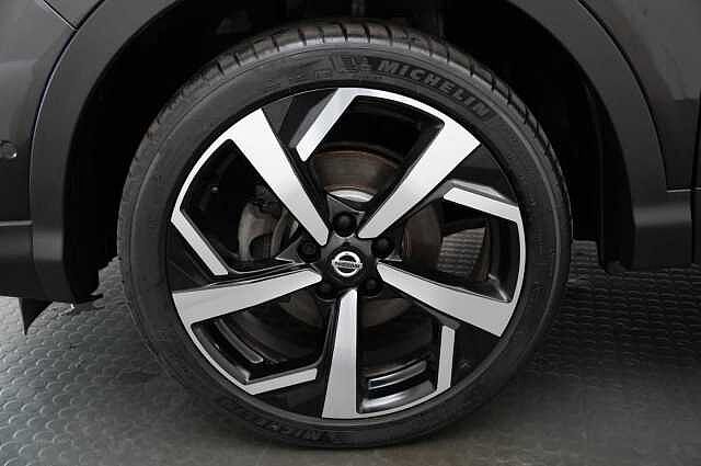 Nissan Qashqai 1.6 dCi 130 2WD Tekna X-Tronic Auto with Glass Roof and BOSE Premium Audio