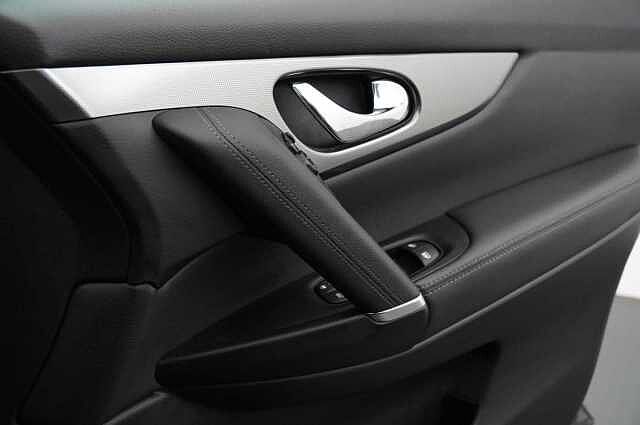Nissan Qashqai 1.6 dCi 130 2WD Tekna X-Tronic Auto with Glass Roof and BOSE Premium Audio