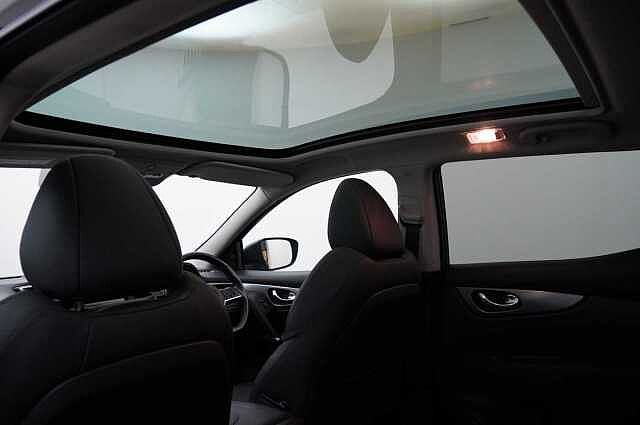Nissan Qashqai 1.6 dCi 130 2WD Tekna X-Tronic Auto with Glass Roof and BOSE Premium Audio