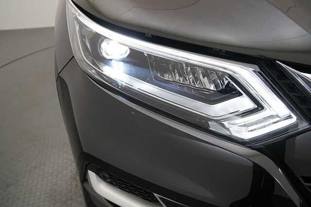 Nissan Qashqai 1.6 dCi 130 2WD Tekna X-Tronic Auto with Glass Roof and BOSE Premium Audio