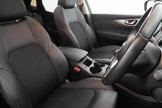 Nissan Qashqai 1.6 dCi 130 2WD Tekna X-Tronic Auto with Glass Roof and BOSE Premium Audio