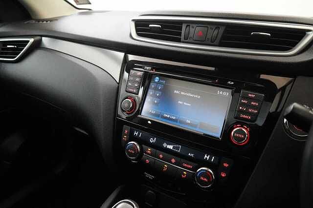 Nissan Qashqai 1.6 dCi 130 2WD Tekna X-Tronic Auto with Glass Roof and BOSE Premium Audio