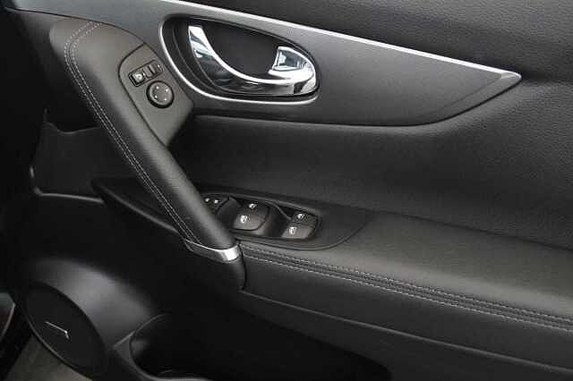 Nissan Qashqai 1.6 dCi 130 2WD Tekna X-Tronic Auto with Glass Roof and BOSE Premium Audio