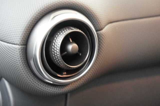 Nissan Juke 1.6 143 HEV Hybrid N-Connecta Auto with Sat Nav and Rear View Camera