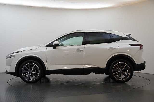Nissan Qashqai 1.3 DIG-T MH 140 Tekna with Drive Assist Technology and Glass Roof