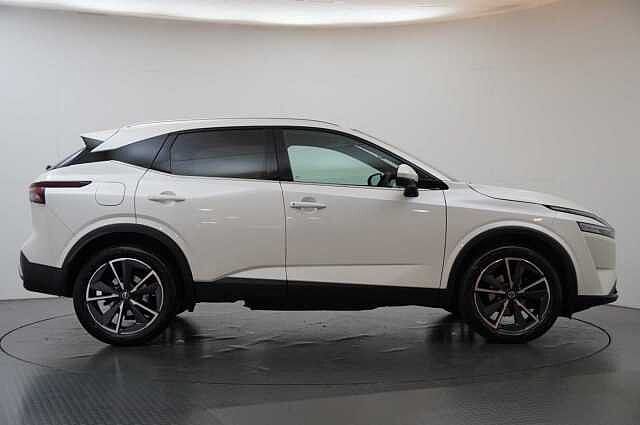 Nissan Qashqai 1.3 DIG-T MH 140 Tekna with Drive Assist Technology and Glass Roof