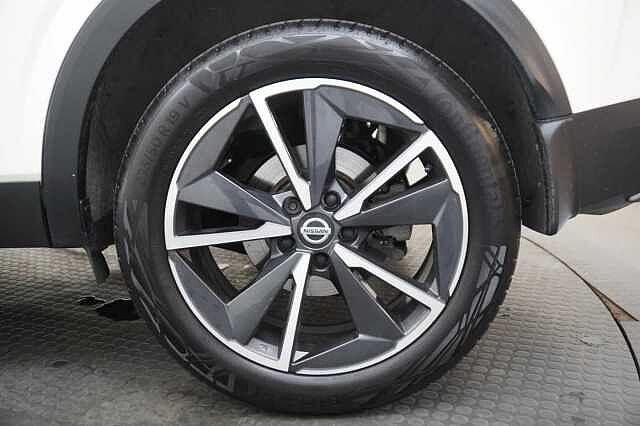 Nissan Qashqai 1.3 DIG-T MH 140 Tekna with Drive Assist Technology and Glass Roof