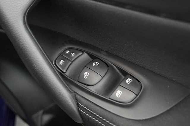 Nissan Qashqai 1.3 DIG-T 140 N-Connecta with Glass Roof + Sat Nav and 360 View Cameras