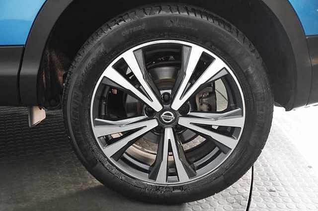 Nissan Qashqai 1.3 DIG-T 140 N-Connecta with Glass Roof + Sat Nav and 360 View Cameras