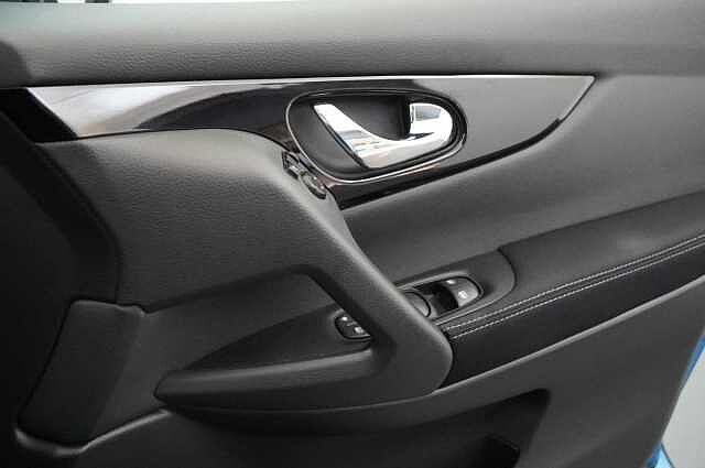 Nissan Qashqai 1.3 DIG-T 140 N-Connecta with Glass Roof + Sat Nav and 360 View Cameras