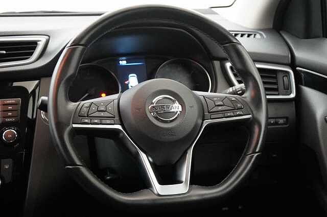 Nissan Qashqai 1.3 DIG-T 140 N-Connecta with Glass Roof + Sat Nav and 360 View Cameras