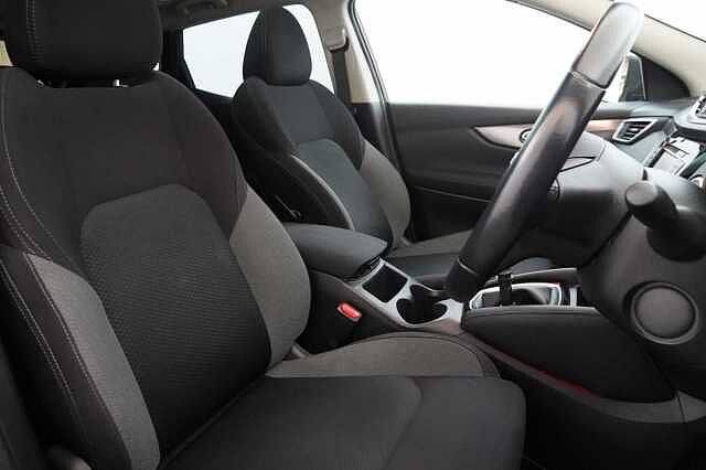 Nissan Qashqai 1.3 DIG-T 140 N-Connecta with Glass Roof + Sat Nav and 360 View Cameras