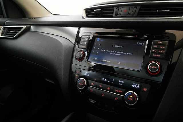 Nissan Qashqai 1.3 DIG-T 140 N-Connecta with Glass Roof + Sat Nav and 360 View Cameras