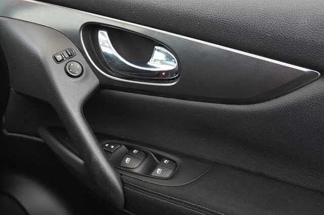 Nissan Qashqai 1.3 DIG-T 140 N-Connecta with Glass Roof + Sat Nav and 360 View Cameras