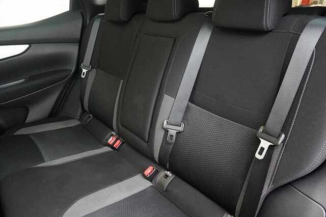 Nissan Qashqai 1.3 DIG-T 140 N-Connecta with Glass Roof + Sat Nav and 360 View Cameras