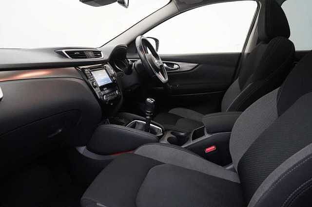 Nissan Qashqai 1.3 DIG-T 140 N-Connecta with Glass Roof + Sat Nav and 360 View Cameras