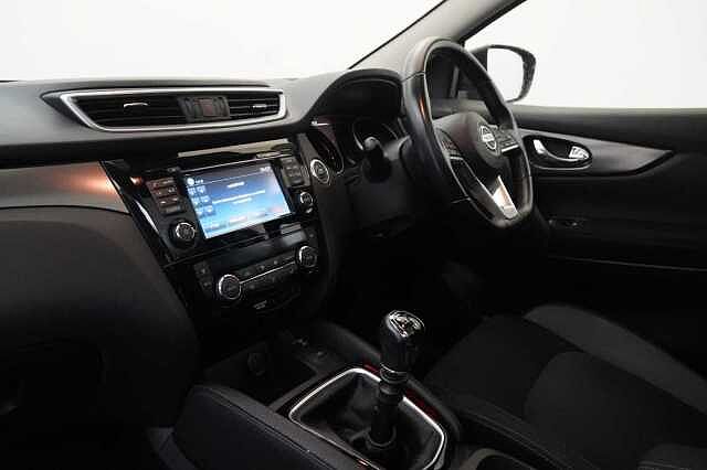 Nissan Qashqai 1.3 DIG-T 140 N-Connecta with Glass Roof + Sat Nav and 360 View Cameras
