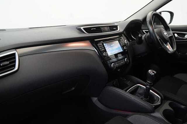 Nissan Qashqai 1.3 DIG-T 140 N-Connecta with Glass Roof + Sat Nav and 360 View Cameras