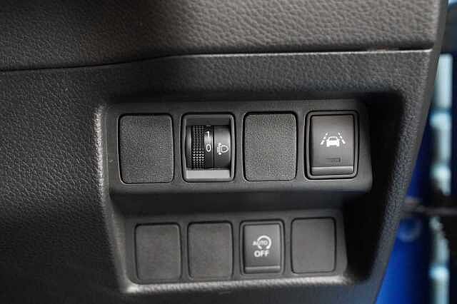 Nissan Qashqai 1.3 DIG-T 140 N-Connecta with Glass Roof + Sat Nav and 360 View Cameras