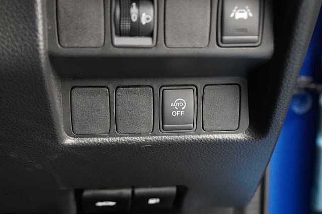 Nissan Qashqai 1.3 DIG-T 140 N-Connecta with Glass Roof + Sat Nav and 360 View Cameras