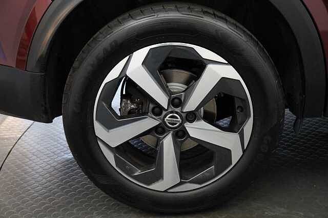 Nissan Qashqai 1.3 DIG-T MH 140 N-Connecta with Sat Nav and 360 View Cameras