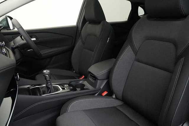 Nissan Qashqai 1.3 DIG-T MH 140 Premiere Edition with Glass Roof + Drive Assist Technology