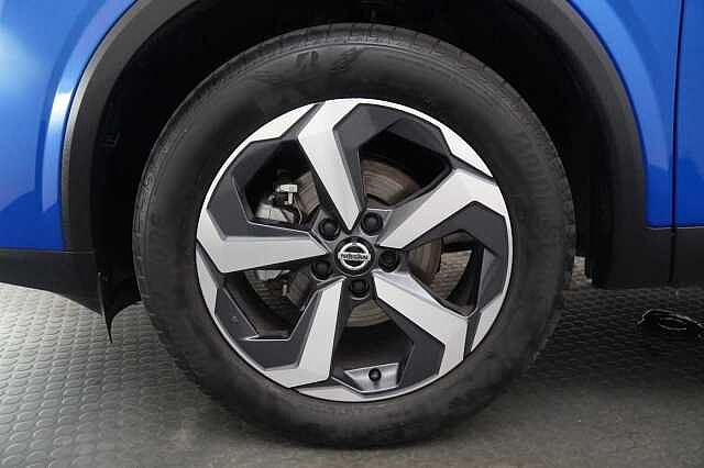 Nissan Qashqai 1.3 DIG-T MH 140 N-Connecta with Sat Nav + 360 Cameras and Glass Roof Pack
