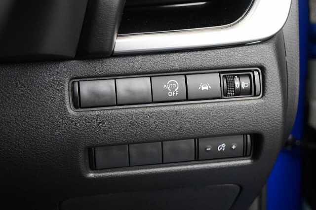 Nissan Qashqai 1.3 DIG-T MH 140 N-Connecta with Sat Nav + 360 Cameras and Glass Roof Pack