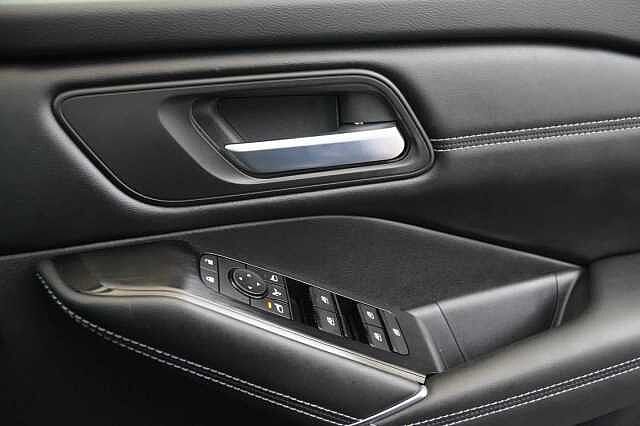 Nissan Qashqai 1.3 DIG-T MH 140 N-Connecta with Sat Nav + 360 Cameras and Glass Roof Pack