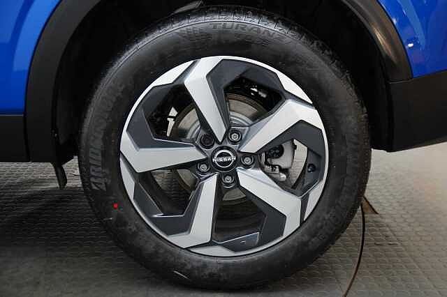 Nissan Qashqai 1.3 DIG-T MH 140 N-Connecta with Glass Roof + Sat Nav and 360 View Cameras