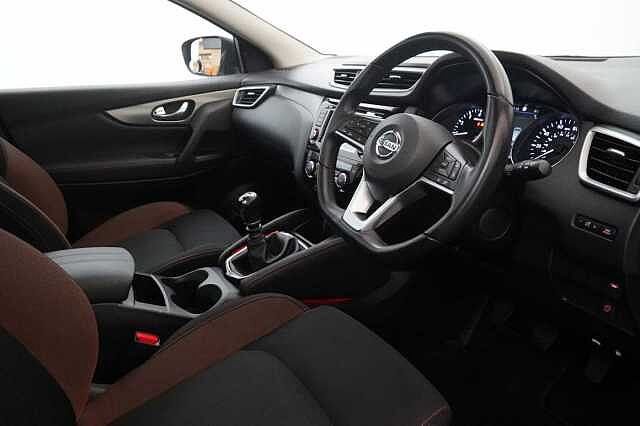 Nissan Qashqai 1.3 DIG-T 140 N-Motion Limited Edition with Glass Roof and LED Headlights