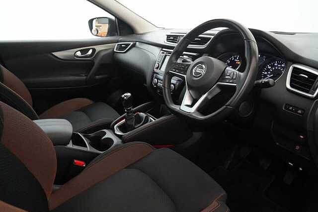 Nissan Qashqai 1.3 DIG-T 140 N-Motion Limited Edition with Glass Roof and LED Headlights