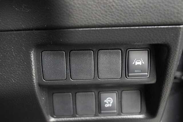 Nissan Qashqai 1.3 DIG-T 140 N-Motion Limited Edition with Glass Roof and LED Headlights