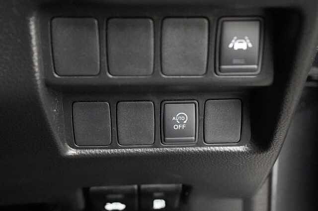 Nissan Qashqai 1.3 DIG-T 140 N-Motion Limited Edition with Glass Roof and LED Headlights