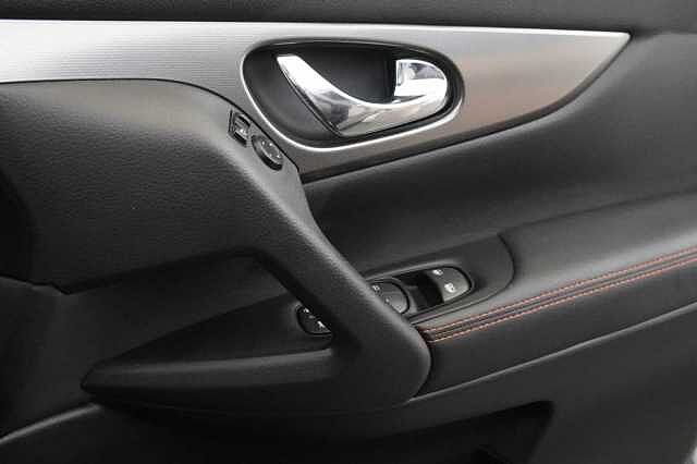 Nissan Qashqai 1.3 DIG-T 140 N-Motion Limited Edition with Glass Roof and LED Headlights