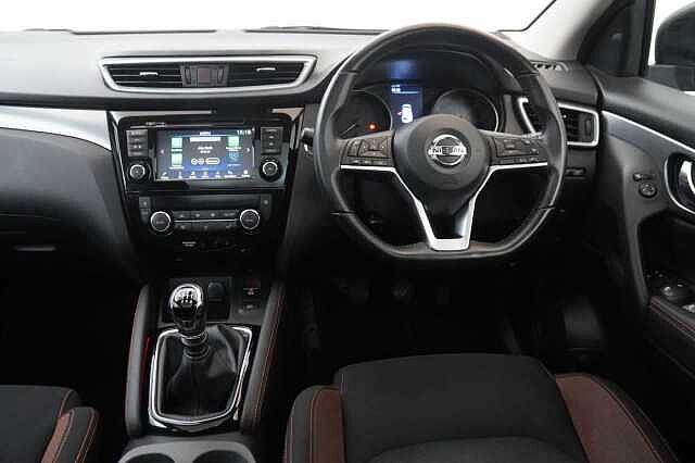 Nissan Qashqai 1.3 DIG-T 140 N-Motion Limited Edition with Glass Roof and LED Headlights