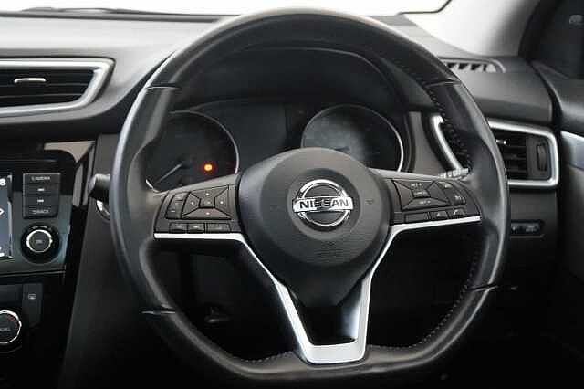 Nissan Qashqai 1.3 DIG-T 140 N-Motion Limited Edition with Glass Roof and LED Headlights