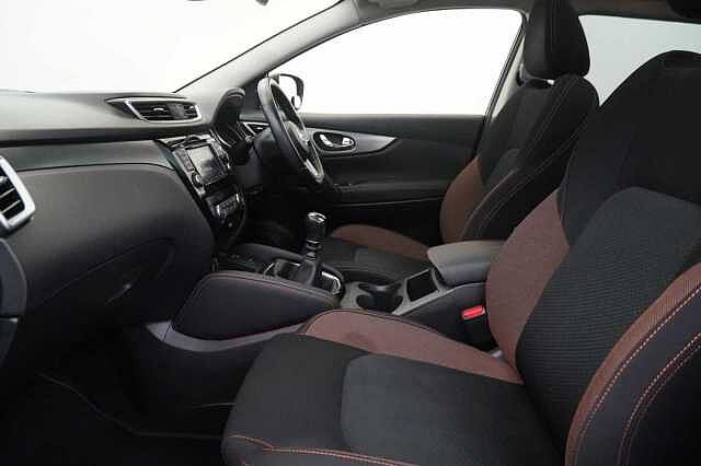 Nissan Qashqai 1.3 DIG-T 140 N-Motion Limited Edition with Glass Roof and LED Headlights