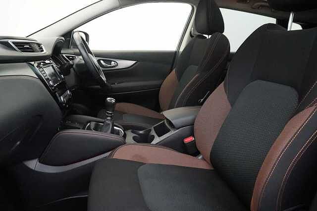 Nissan Qashqai 1.3 DIG-T 140 N-Motion Limited Edition with Glass Roof and LED Headlights