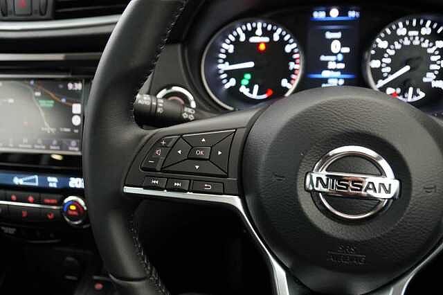Nissan Qashqai 1.3 DIG-T 140 N-Motion Limited Edition with Glass Roof and LED Headlights