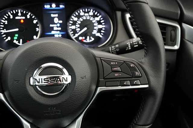 Nissan Qashqai 1.3 DIG-T 140 N-Motion Limited Edition with Glass Roof and LED Headlights