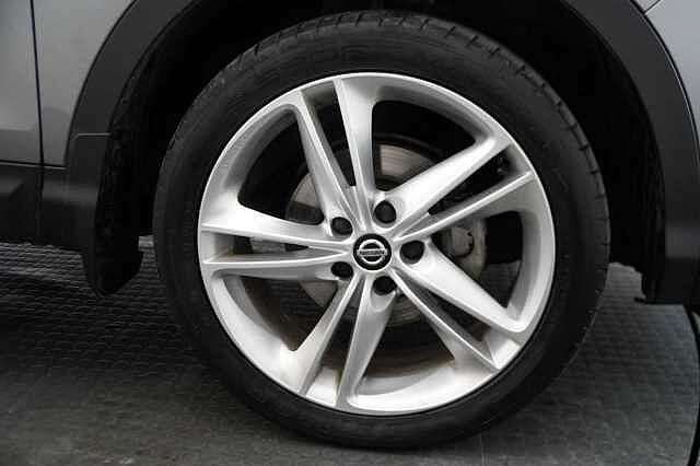 Nissan Qashqai 1.3 DIG-T 140 N-Motion Limited Edition with Glass Roof and LED Headlights
