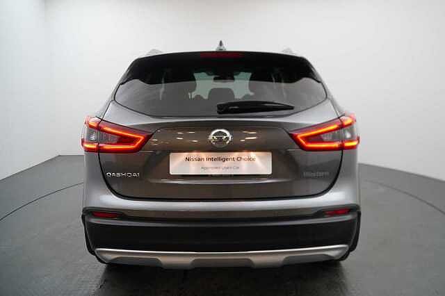 Nissan Qashqai 1.3 DIG-T 140 N-Motion Limited Edition with Glass Roof and LED Headlights