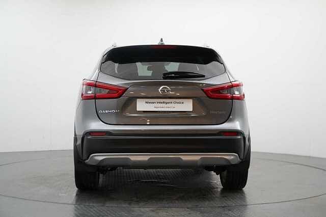 Nissan Qashqai 1.3 DIG-T 140 N-Motion Limited Edition with Glass Roof and LED Headlights