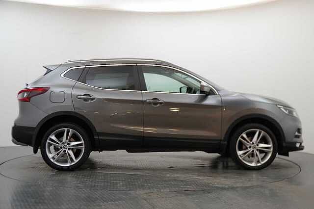 Nissan Qashqai 1.3 DIG-T 140 N-Motion Limited Edition with Glass Roof and LED Headlights