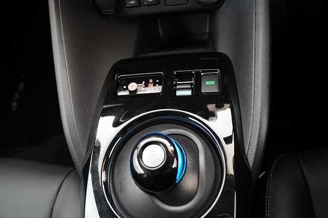 Nissan LEAF 39KW N-Connecta Auto with Sat Nav and 360 View Cameras