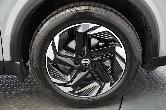 Nissan Qashqai 1.3 DIG-T MH 158 N-Connecta Auto with Glass Roof + Sat Nav and 360 Cameras