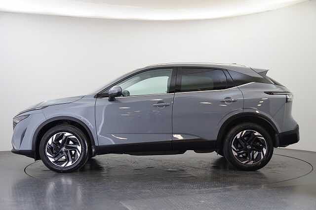 Nissan Qashqai 1.3 DIG-T MH 158 N-Connecta Auto with Glass Roof + Sat Nav and 360 Cameras