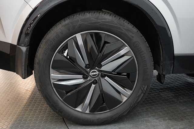 Nissan Qashqai 1.3 DIG-T MH 158 Tekna X-Tronic Auto with Glass Roof + Nav and 360 Cameras