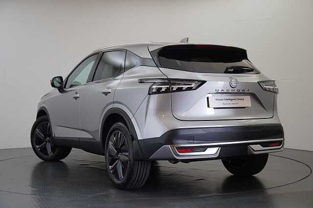 Nissan Qashqai 1.3 DIG-T MH 158 Tekna X-Tronic Auto with Glass Roof + Nav and 360 Cameras